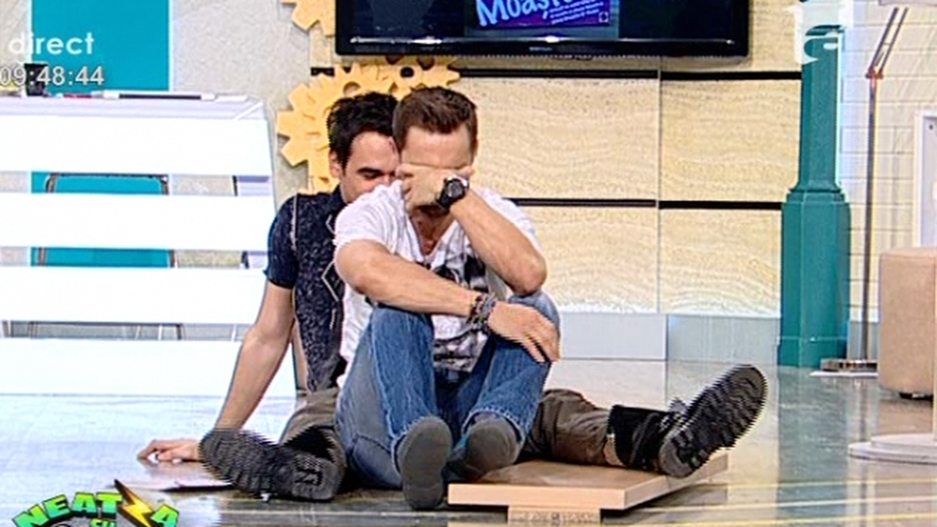 De-a râsu', plânsu', la matinal! Dani a căzut în fund de pe o masă şi s-a enervat pe Răzvan: "Prostu' dracului, chiar m-am lovit"