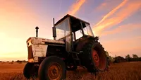 „Angajăm tractorist cu 8 clase, vorbitor de limba engleză”. Anunțul publicat de AJOFM Botoșani care a stârnit hohote de râs