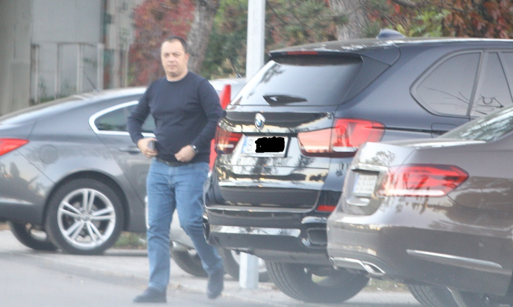 Deşi în declaraţia de avere are o Skoda din 2006, secretarul Primăriei Sectorului 3 se plimbă doar cu un BMW X5 nou