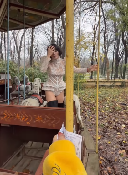 Credeai că le-ai văzut pe toate? Cum a apărut pe stradă această femeie celebră din România