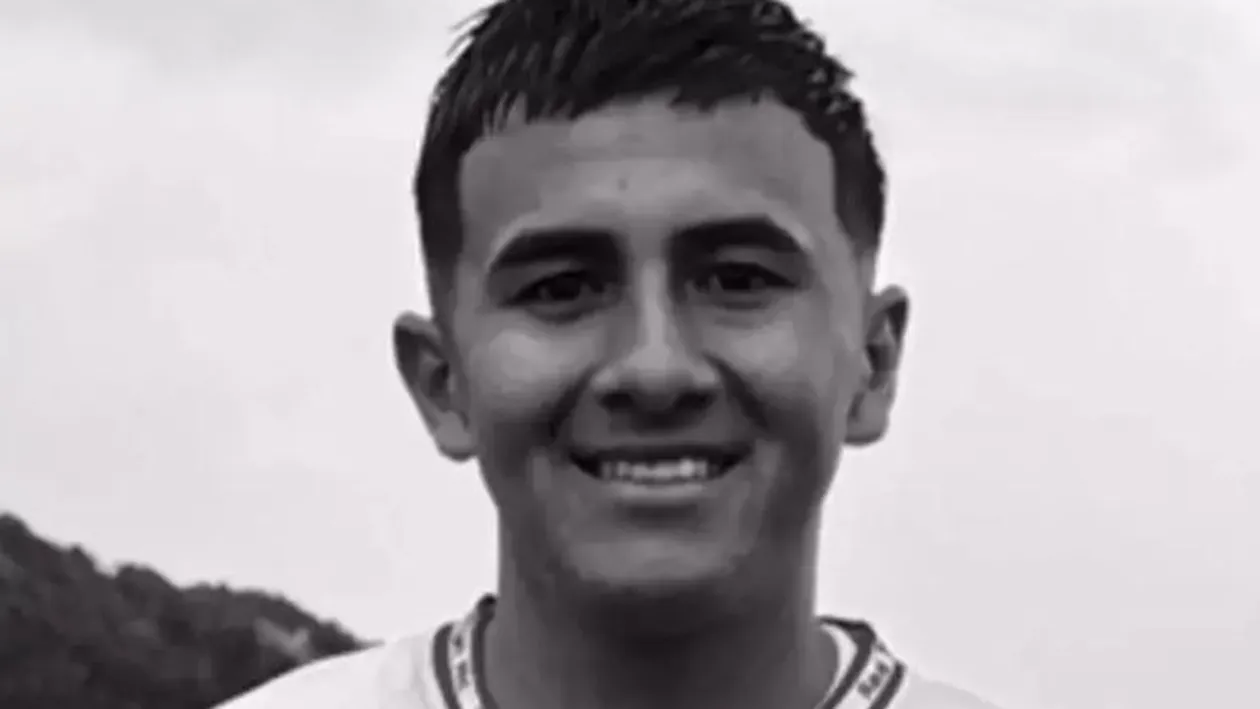 Doliu în lumea fotbalului! Un tânăr jucător s-a prăbușit pe teren, după ce s-a ciocnit cu portarul