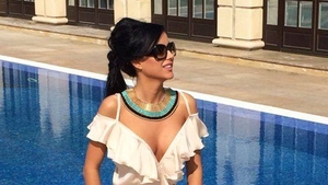 S-a chinuit sa slabeasca, iar acum da cu piciorul la tot! Daniela Crudu, surprinsa in fata unui gratar, cu berea in mana