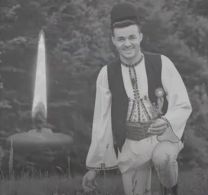 Imagini copleșitoare de la înmormântarea lui Dumitru Stroie. Ce mesaj au scris părinții cântărețului pe coroana de flori | FOTO & VIDEO