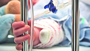 Alertă maximă în oraşele din ţară! Bebeluşi îmbolnăviţi peste noapte. Medicii nu depistează cauza infecţiilor