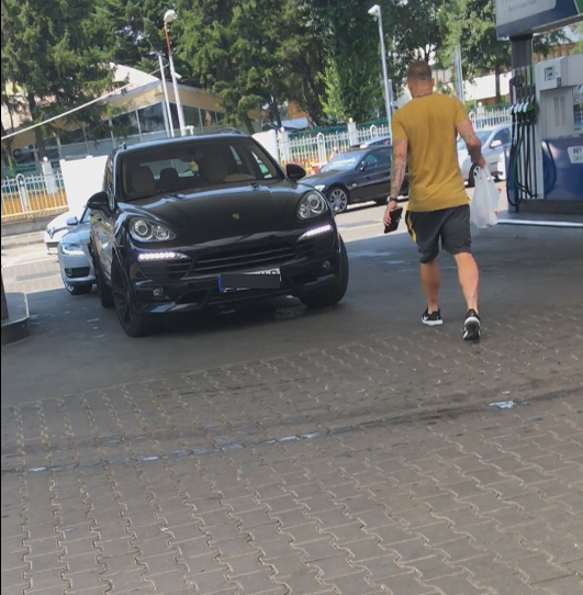 Se îndreaptă spre automobilul său Porsche Cayenne