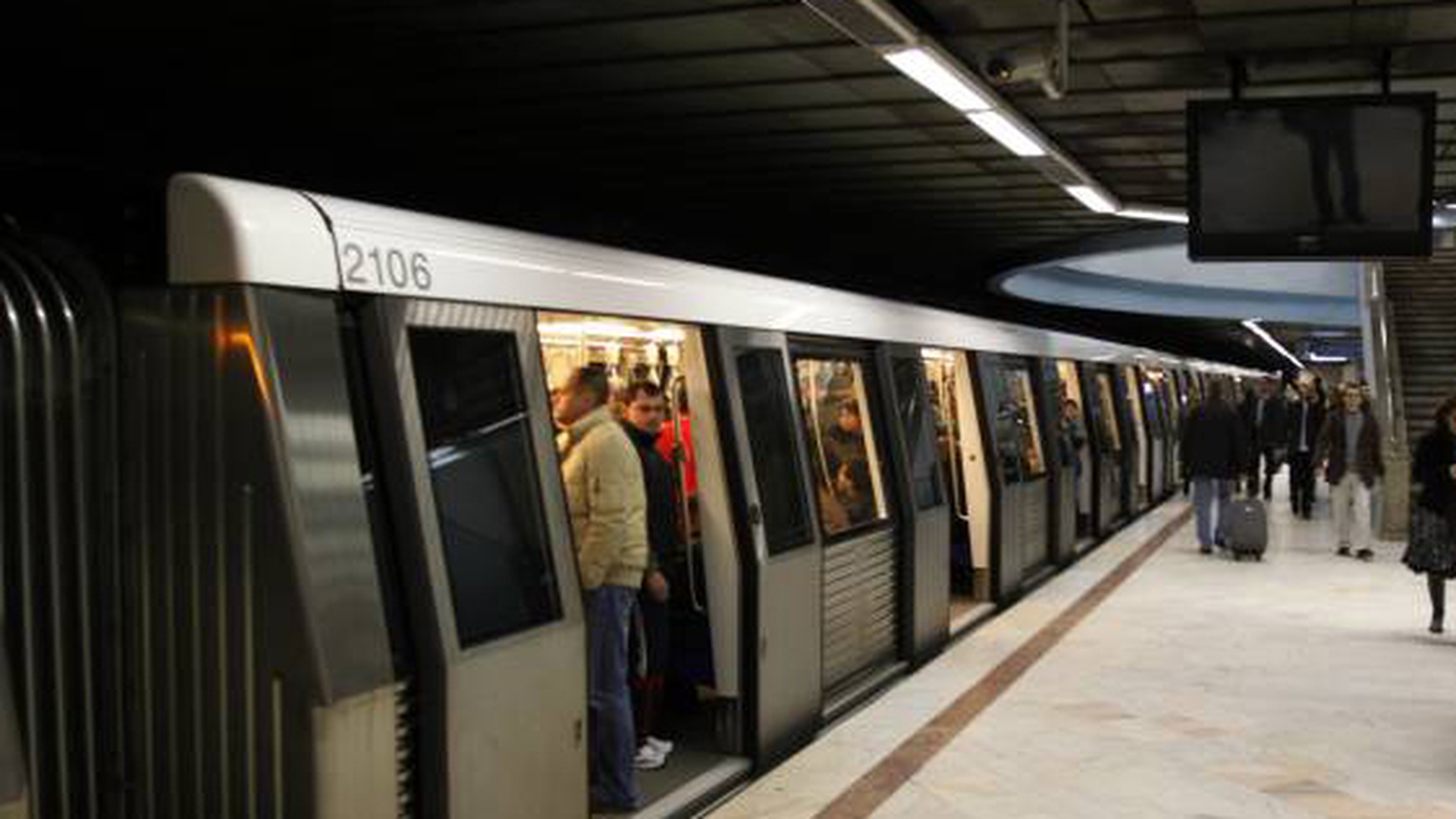 S-a întâmplat în metrou! Fotografia cu această femeie însărcinată a scandalizat o ţară întreagă şi a devenit virală