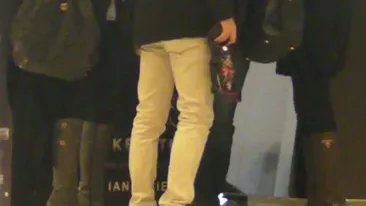 De data asta, nicio domnisoara nu a mai indraznit sa se agate de bratul lui! Mugur Mihaescu a iesit cu ea in oras!