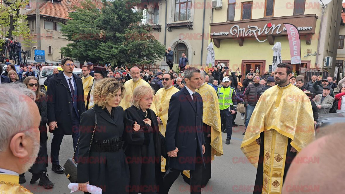 Trupul neînsuflețit al lui Mircea Lucescu se îndreaptă către Cimitirul Bellu.