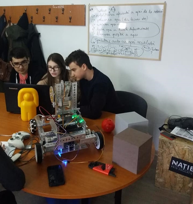Roboţii creaţi de elevi participă la numeroase concursuri