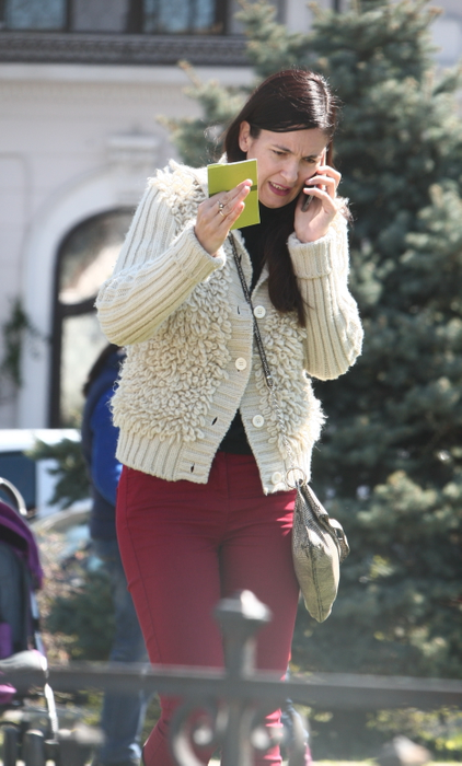 După ce a fost debarcată de la EGIS România, pe ”franţuzoaica de la Primărie” a cuprins-o panica. De cine se ascunde Clotilde Armand  când vorbeşte la telefon?!