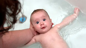 Un copil de un an a murit inecat in cada in timp ce mama sa statea pe Facebook