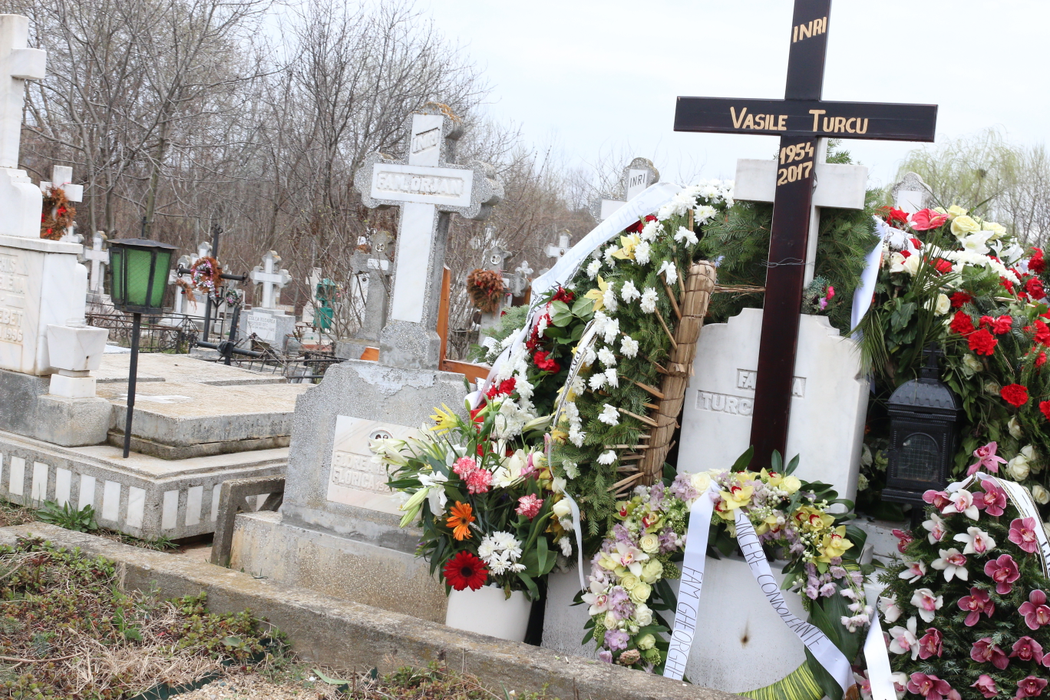 Cei care au dorit să lase un omagiu la mormântul lui Vasile Turcu au depus un număr absolut impresionant de coroane şi flori, majoritatea în culorile alb şi roşu, emblematice pentru Clubul Dinamo, al cărui acţionar a fost pentru o perioadă bună de timp.