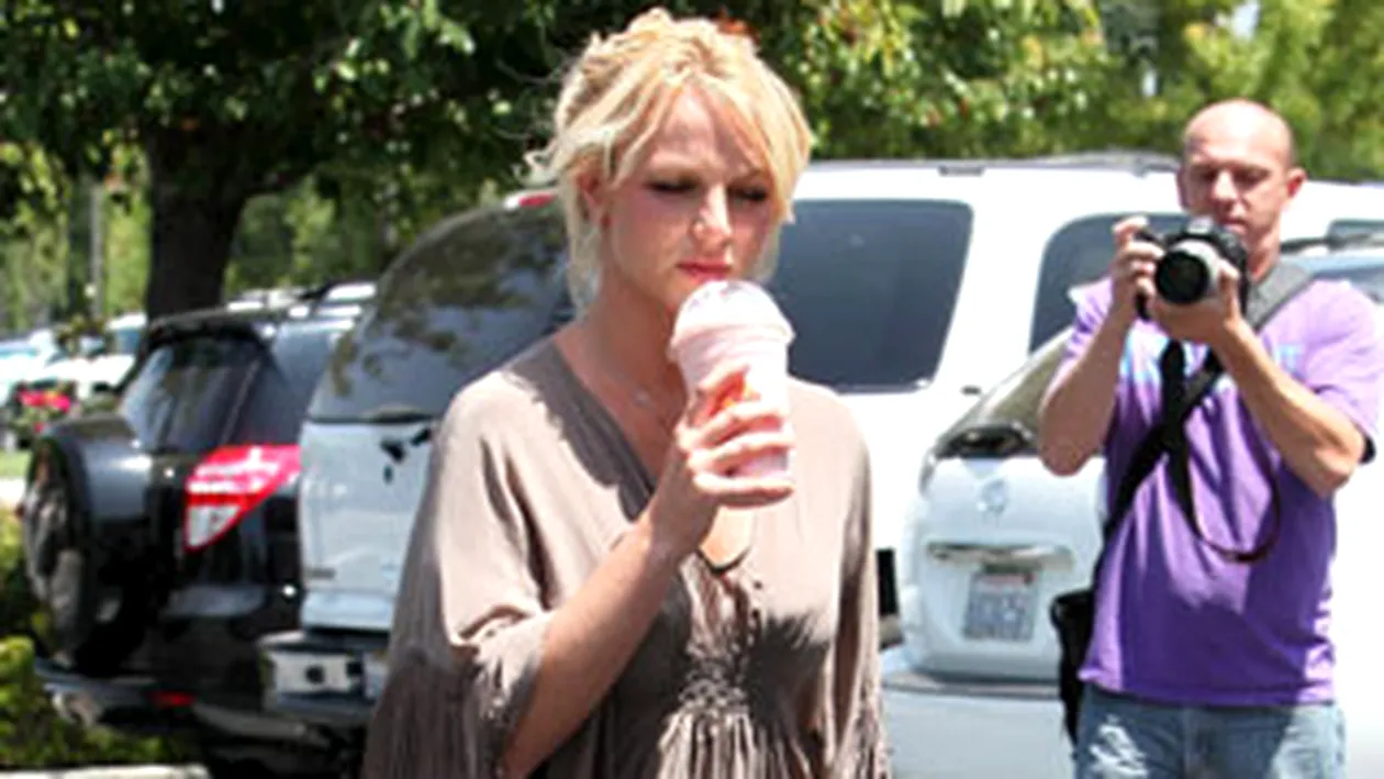 Britney scapa de caldura fara chiloti