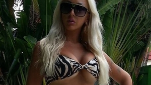 Ai vazut-o aproape goala in pat, dar niciodata in bikini la piscina! Fata lui Carmen Harra in cele mai “ude” ipostaze!
