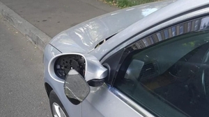 Un bărbat şi-a lăsat maşina parcată pe trotuar şi şi-a găsit oglinda spartă. Ce s-a întâmplat la scurt timp