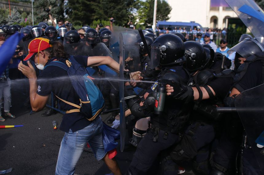 Mitingul diasporei! Un protestatar care avea asupra sa mai multe obiecte periculoase a fost ridicat de jandarmi