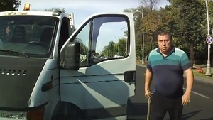 Un şofer care circula pe contrasens pe o stradă din Bucureşti s-a dat jos să sară la bătaie, când un alt autoturism care circula regulamentar i-a barat calea!