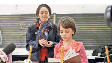 Soc si groaza! Fetita Adrianei Iliescu invata la scoala in care elevele sunt fotografiate de profesor in toaleta