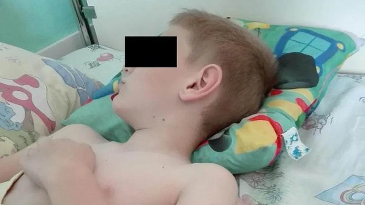 Scene terifiante în cimitir! Un copil de 8 ani, strivit de o cruce când se întorcea de la mormântul fratelui