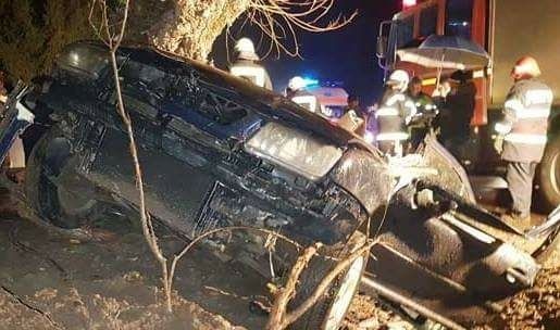 Accident terifiant. Doi tineri au murit după ce mașina lor s-a izbit de un copac și a rămas suspendată