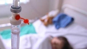 Caz şocant, în Iaşi! O fetiţă e în comă după ce o mătuţă i-a dat pufuleţi îmbibaţi în alcool ca să adoarmă