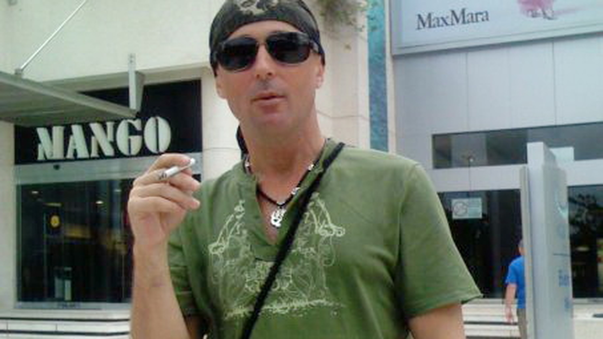 Mugur Mihaescu face fitness in sufragerie! Umoristul a cumparat cel mai “nebun” antrenament pentru a pune muschi pe el!