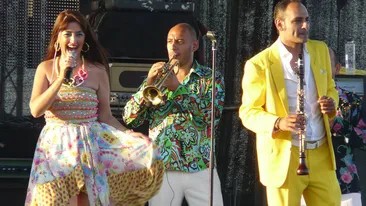 Rona Hartner este apreciata de publicul din Romania. O fana a urcat pe scena unui club pentru a-i oferi artistei flori