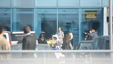 Kat DeLuna, rasfatata in Romania! Costi Ionita a asteptat-o cu flori la aeroport si a facut pe ghidul pentru artista!