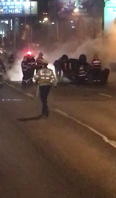 Accident în Capitală. Fiul unui bogătaș și-a distrus bolidul, iar o altă mașină a luat foc după impact