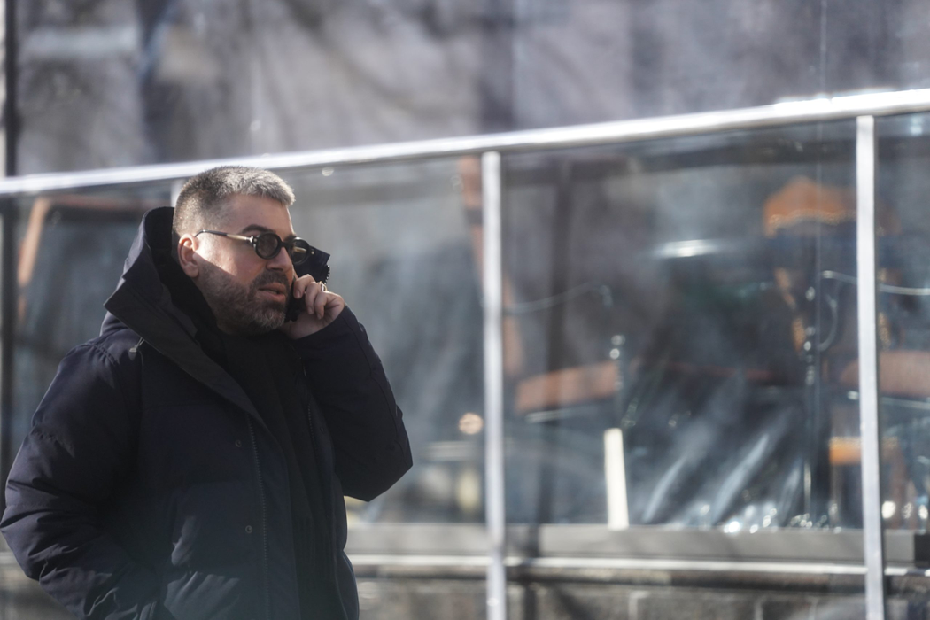 Maurice Munteanu vorbește intens la telefon/ Sursă foto: CANCAN.RO