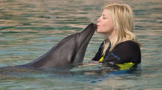 Loredana s-a sarutat cu delfinii si a mers cu camila in vacanta din Emirate, alaturi de fiica sa!