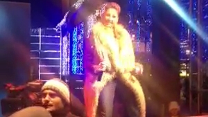 A mimat sexul pe scena, cu blana pe ea, in fata a sute de constanteni! Andreea Banica show total la karaoke!