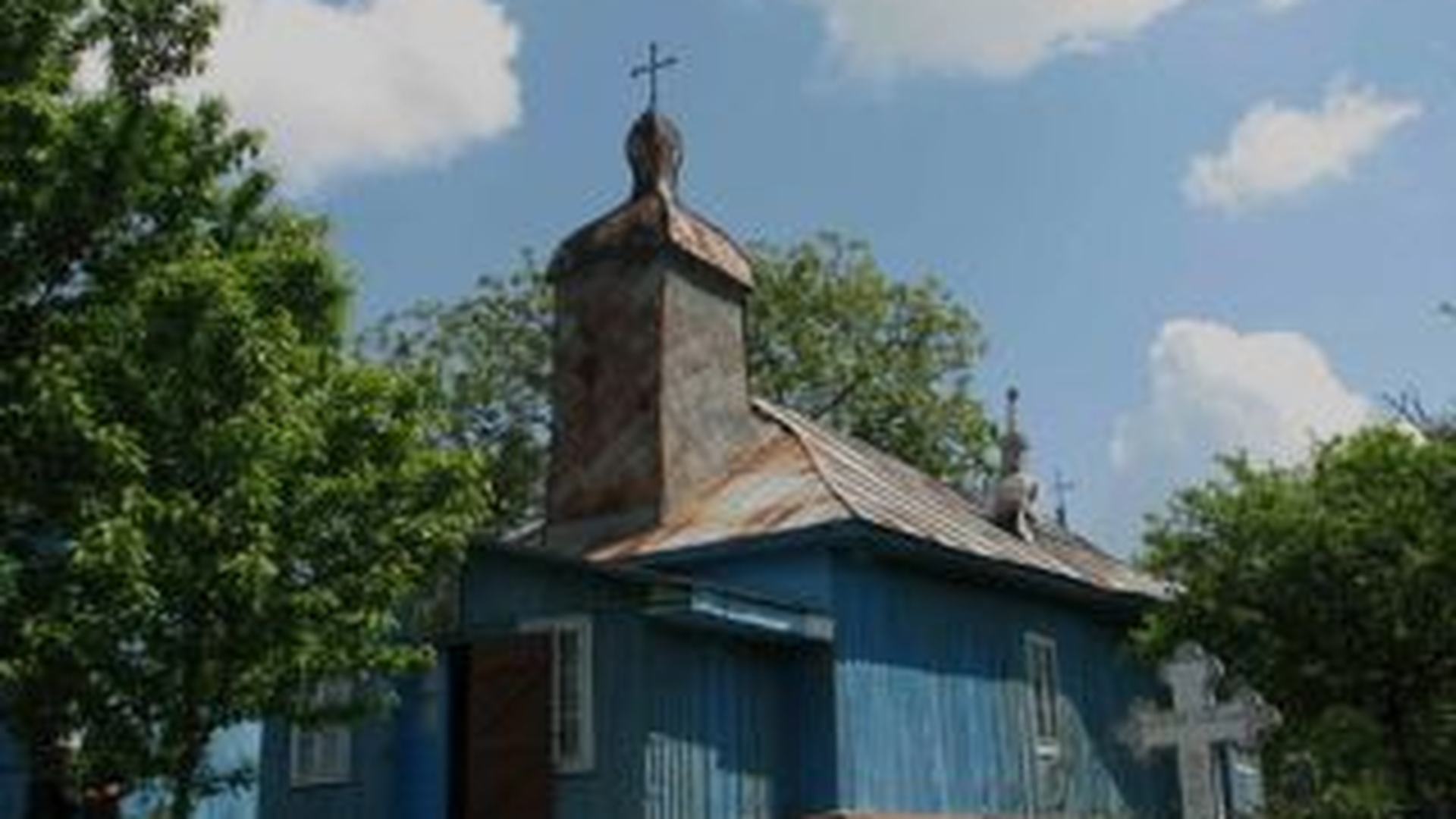 O biserica de lemn din judetul Bacau a ars in totalitate