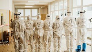 Imaginea unui medic care ia în brațe bătrân infectat cu coronavirus s-a viralizat la nivel global. FOTO