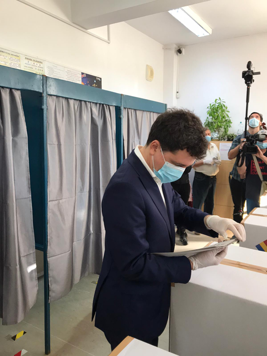 Nicuşor Dan, candidat la Primăria Capitalei, a votat în această dimineaţă însoţit de familie: ”Am votat cu sete”