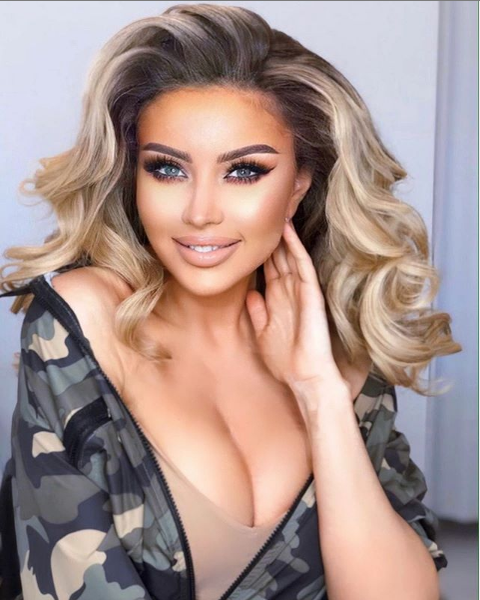 Roxana, una dintre cele mai apreciate vedete din showbiz