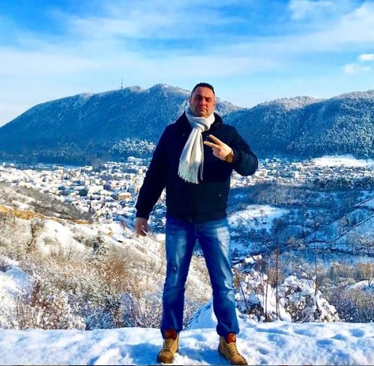 Bebino a încins grătarul în curtea casei în care s-a mutat de curând. Bodyguardul VIP-urilor i-a fost invitat