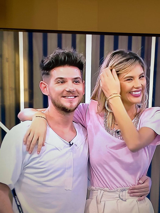 Dovada că asistenta de la „Neatza cu Răzvan și Dani” și Cuza de la „Noaptea Târziu” s-au împăcat! S-au îmbrățișat, în direct, la Tv