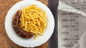 Câți lei a plătit un turist pentru un "cârnat uriaș" și o porție de cartofi prăjiți, la un restaurant din Eforie Nord