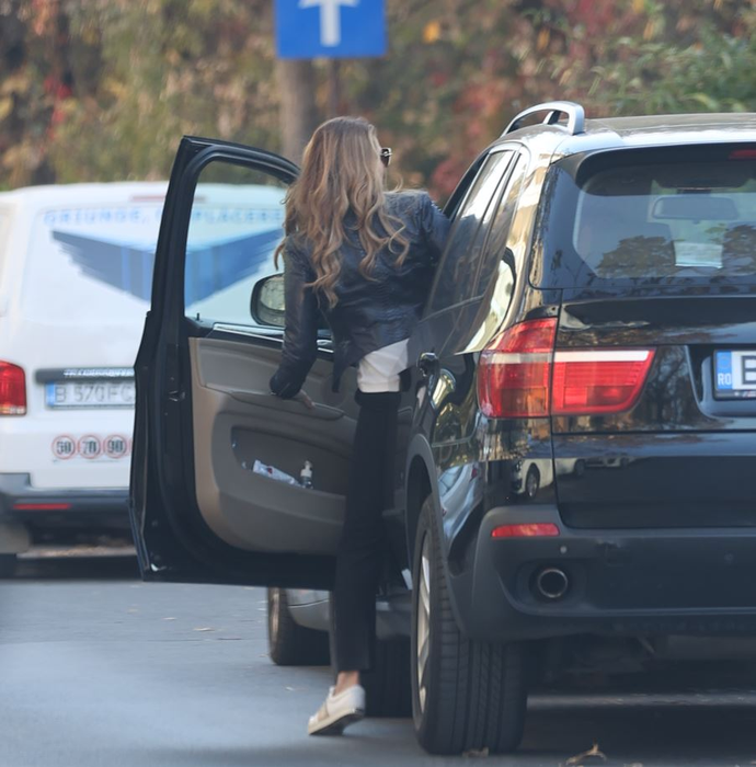 Iulia Vântur intră în mașină (SURSA FOTO: CANCAN.RO)