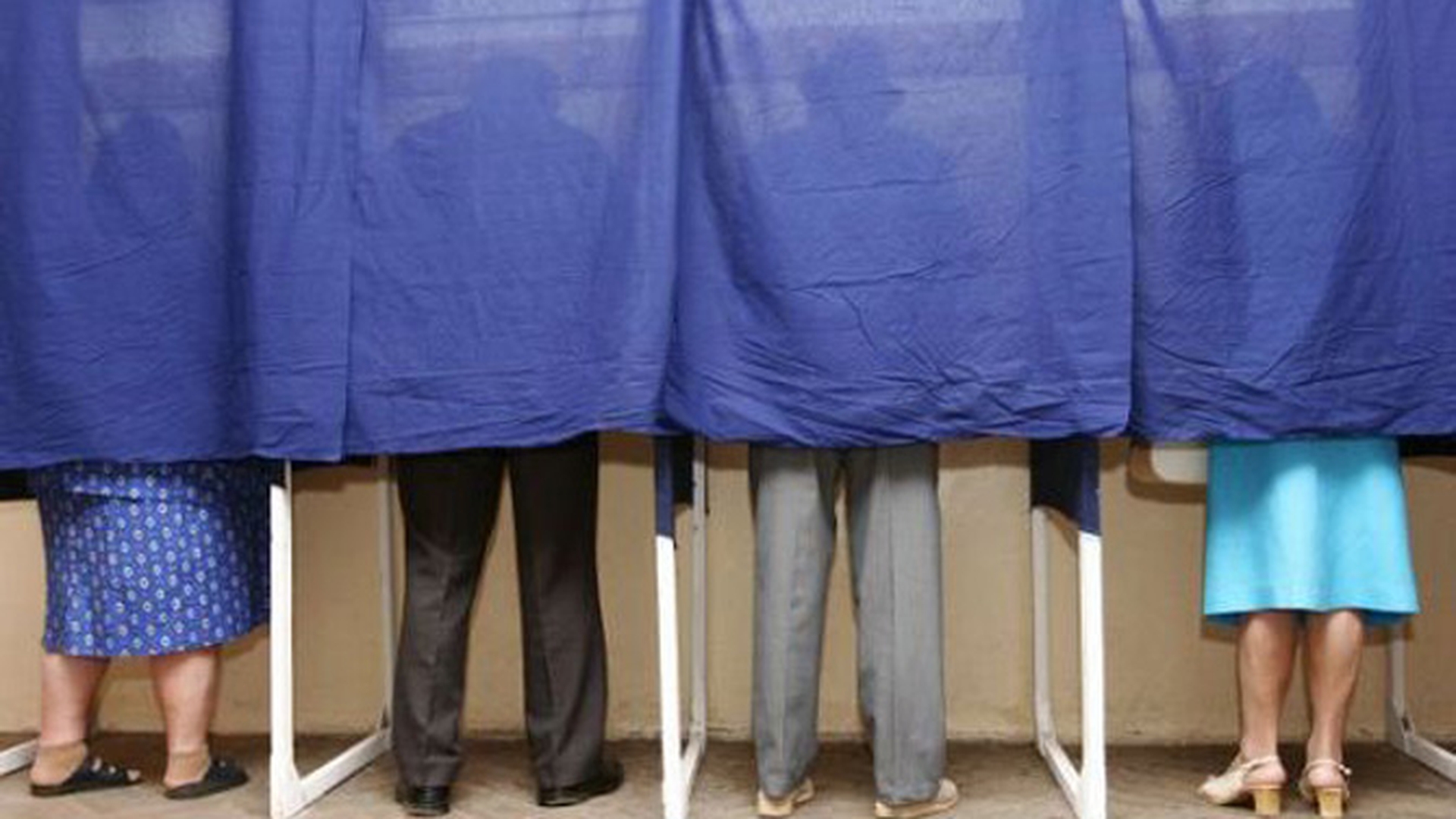 Au trecut alegerile, e timpul sa radem! "Pompierii au fost nevoiti sa taie cabina de vot in care Oana Roman a ramas blocata" - Vezi glumele despre vot la care o sa te tavalesti de ras!