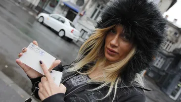 Simona Traşcă a votat... ca să nu îi fie rău! Uite ce mândră e de ştampila de pe buletin!