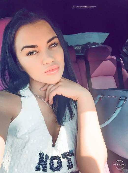 Carmen de Sălciua s-a tuns scurt. Cum arată cântăreața cu noul look