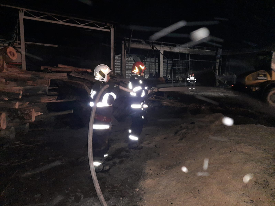 Incendiu devastator în Argeș! Timp de 7 ore, salvatorii s-au luptat cu flăcările violente care au cuprins o hală