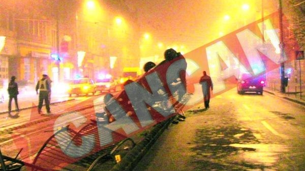 Un pompier beat a distrus o statie de tramvai