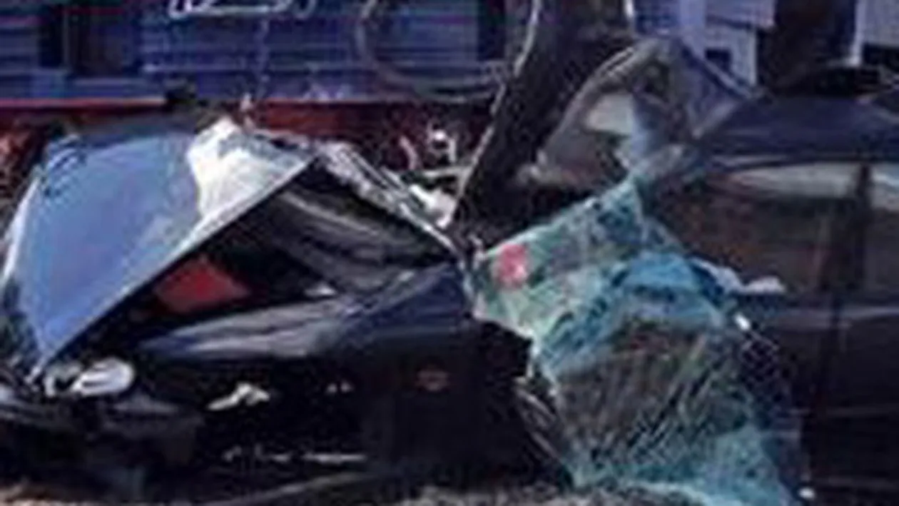 Taximetrist mort si pasager ranit, dupa ce masina in care se aflau a intrat sub un TIR