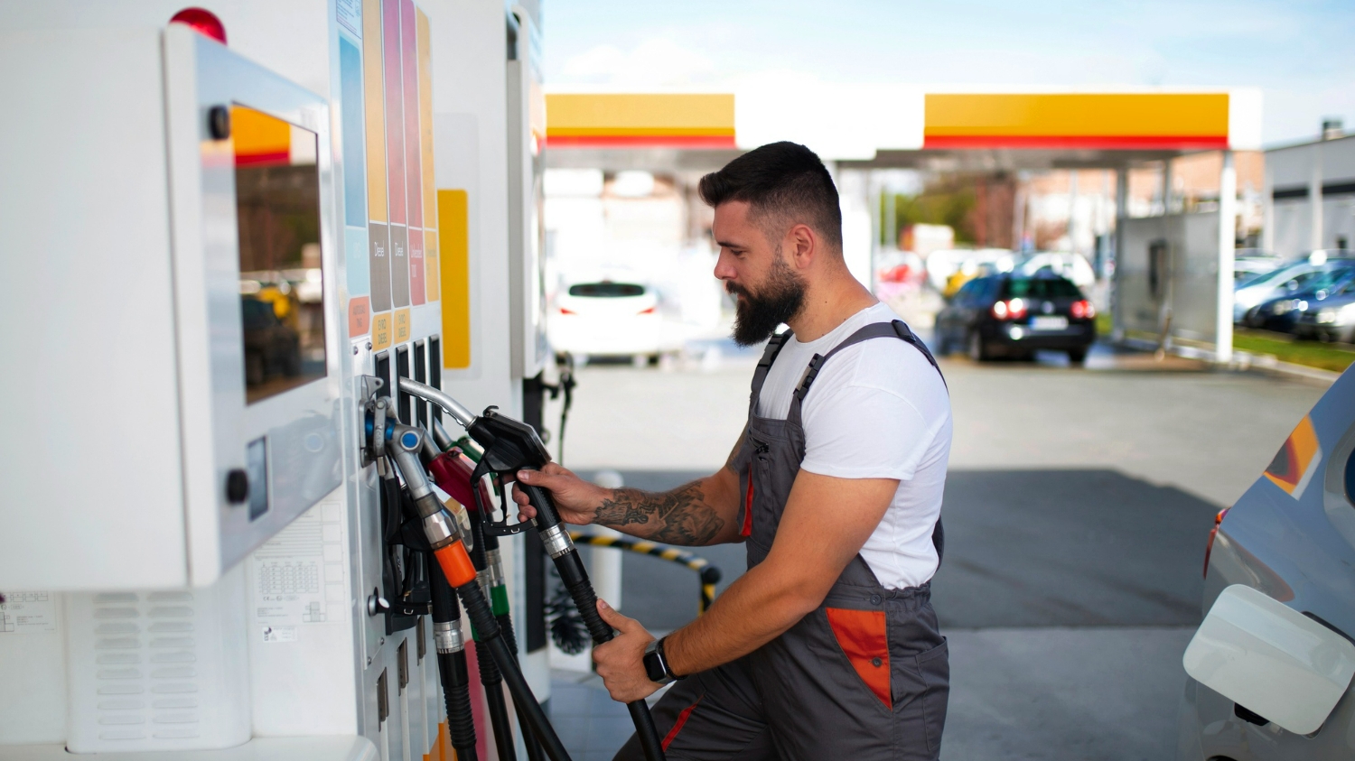 Cât a ajuns să coste benzina la mijlocul săptămânii în România: prețul a trecut de 8 lei pe litru în marile orașe