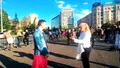 Primul incident la mitingul pro-Bolojan. Un bărbat în fustă, gonit de ceilalți manifestanți: Pleacă de aici! Aici sunt oameni normali