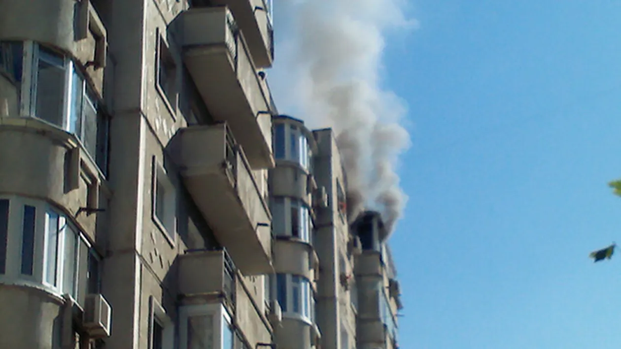 Locatarii unui bloc din Capitală sunt în stare de şoc! O femeie şi-a incendiat apartamentul şi le-a dat indicaţii pompierilor