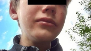 Polițist acuzat că ar fi abuzat fizic un copil. Mama victimei: „Să-i fie rușine nu merită să dețină acest post”. Foto șocant